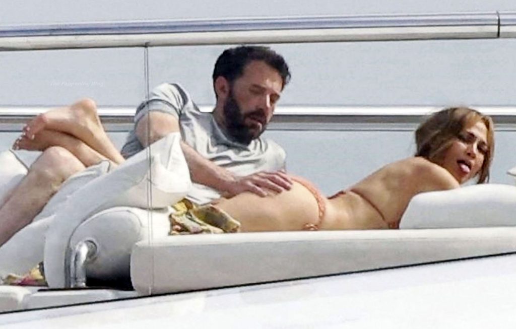 Jennifer Lopez nude naked sexy bikini street cleavage14