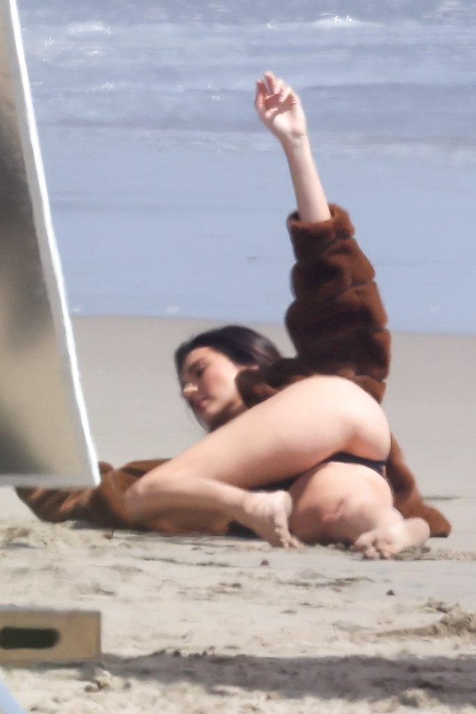 Smoldering Dark-Haired Hottie Kendall Jenner Shows Her Ass on the Beach gallery, pic 1
