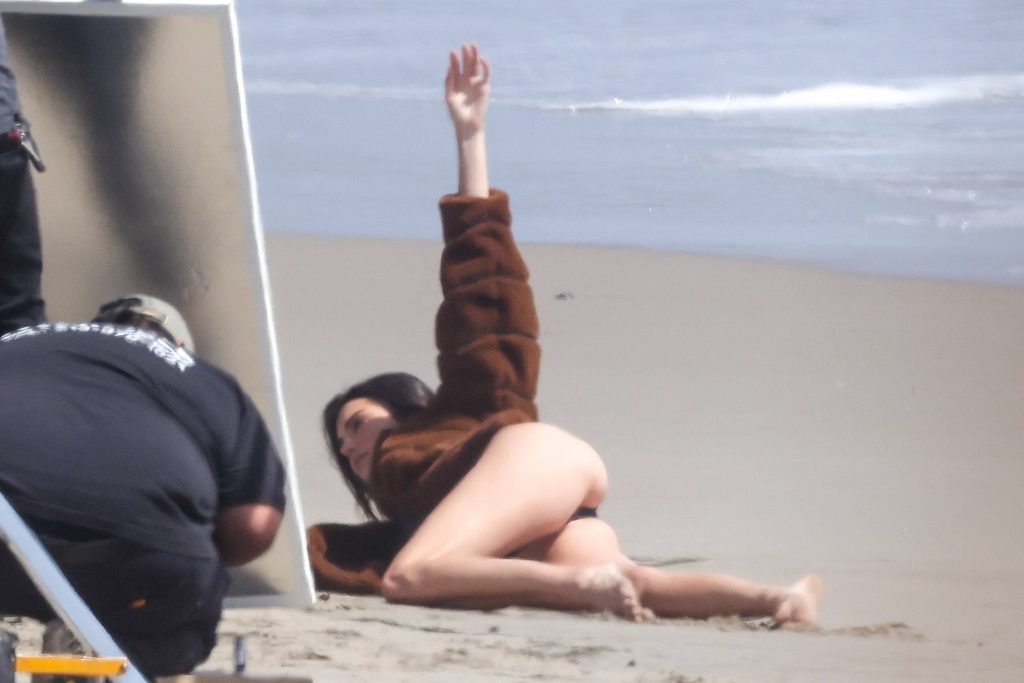Smoldering Dark-Haired Hottie Kendall Jenner Shows Her Ass on the Beach gallery, pic 5