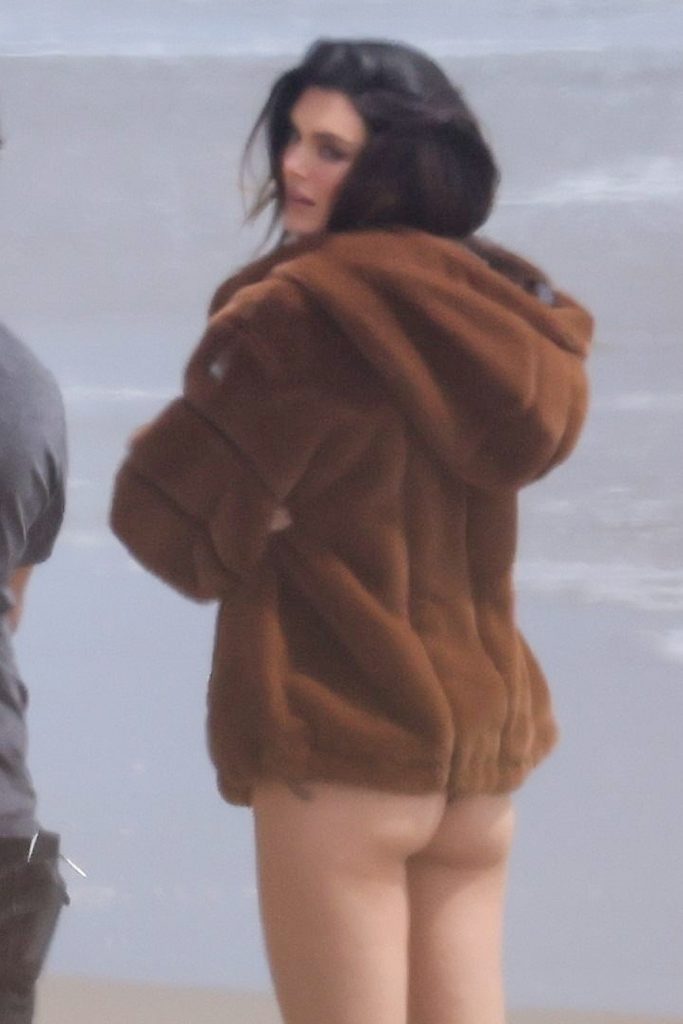 Smoldering Dark-Haired Hottie Kendall Jenner Shows Her Ass on the Beach gallery, pic 8