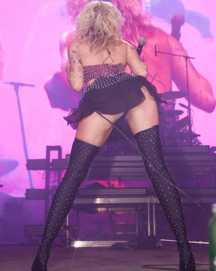 Super-Slutty Miley Cyrus Doing Super-Slutty Things on the Stage gallery, pic 4