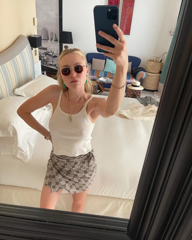 Dakota Fanning Braless Selfie
