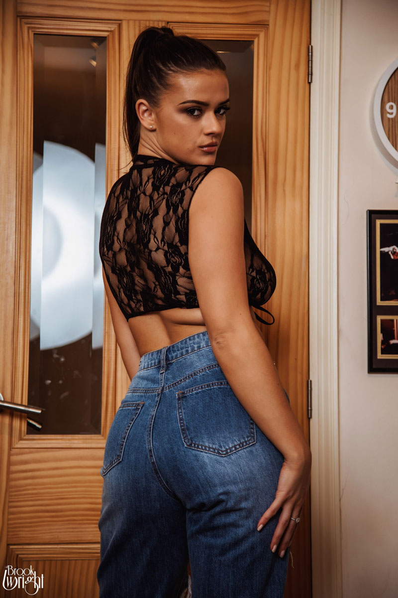 brook wright in ripped jeans 3