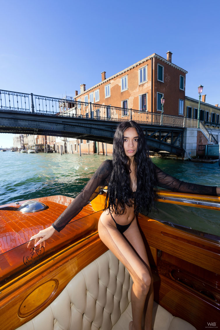 dulce rides a luxury boat 7