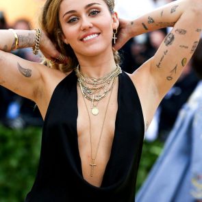 07 miley cyrus cleavage 295x295 optimized
