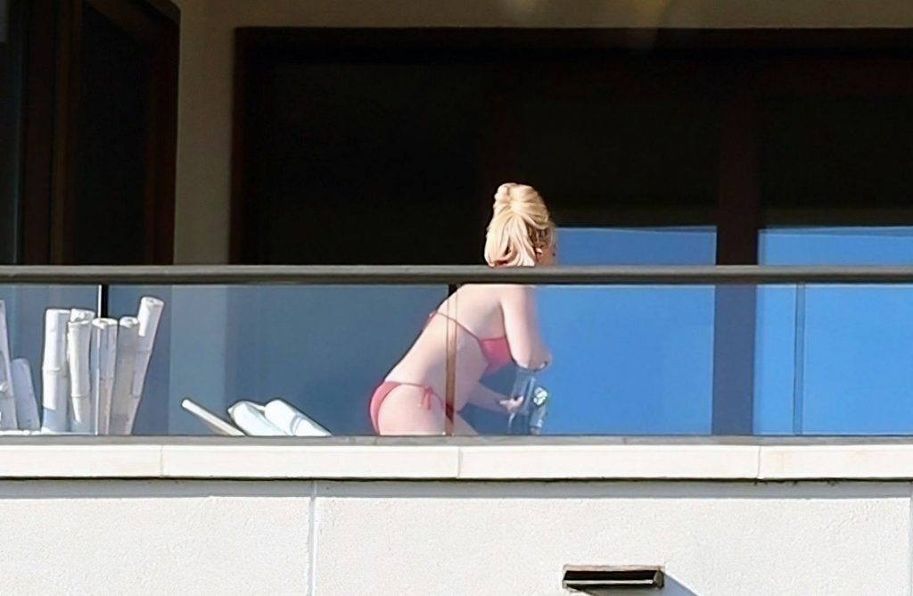 Britney Spears nude topless sexy hot naked cleavage bikini2 1 1024x668 optimized