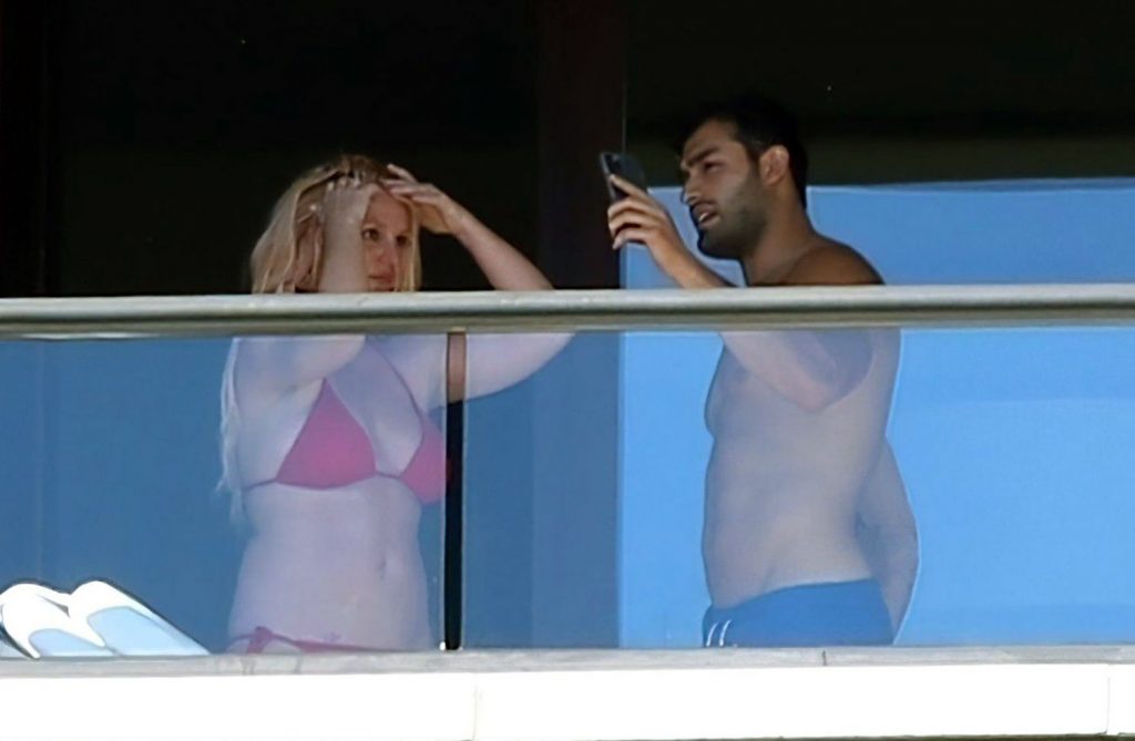 Britney Spears nude topless sexy hot naked cleavage bikini27 1024x669 optimized