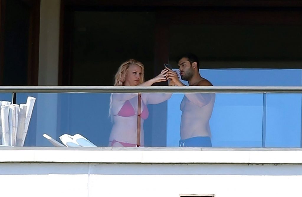 Britney Spears nude topless sexy hot naked cleavage bikini28 1024x669 optimized