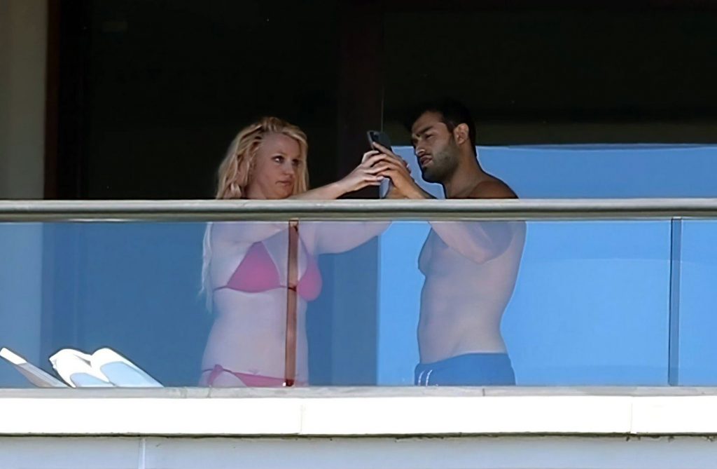 Britney Spears nude topless sexy hot naked cleavage bikini29 1024x669 optimized