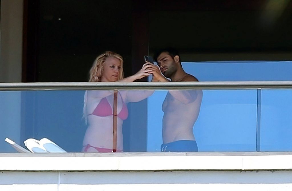 Britney Spears nude topless sexy hot naked cleavage bikini30 1024x670 optimized