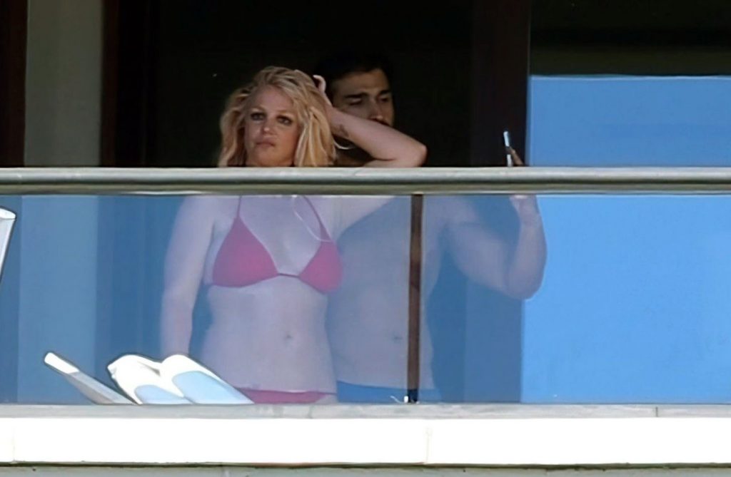 Britney Spears nude topless sexy hot naked cleavage bikini40 1024x669 optimized