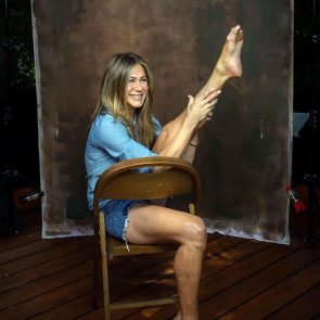 Jennifer Aniston feet ScandalPost 26 295x295 optimized