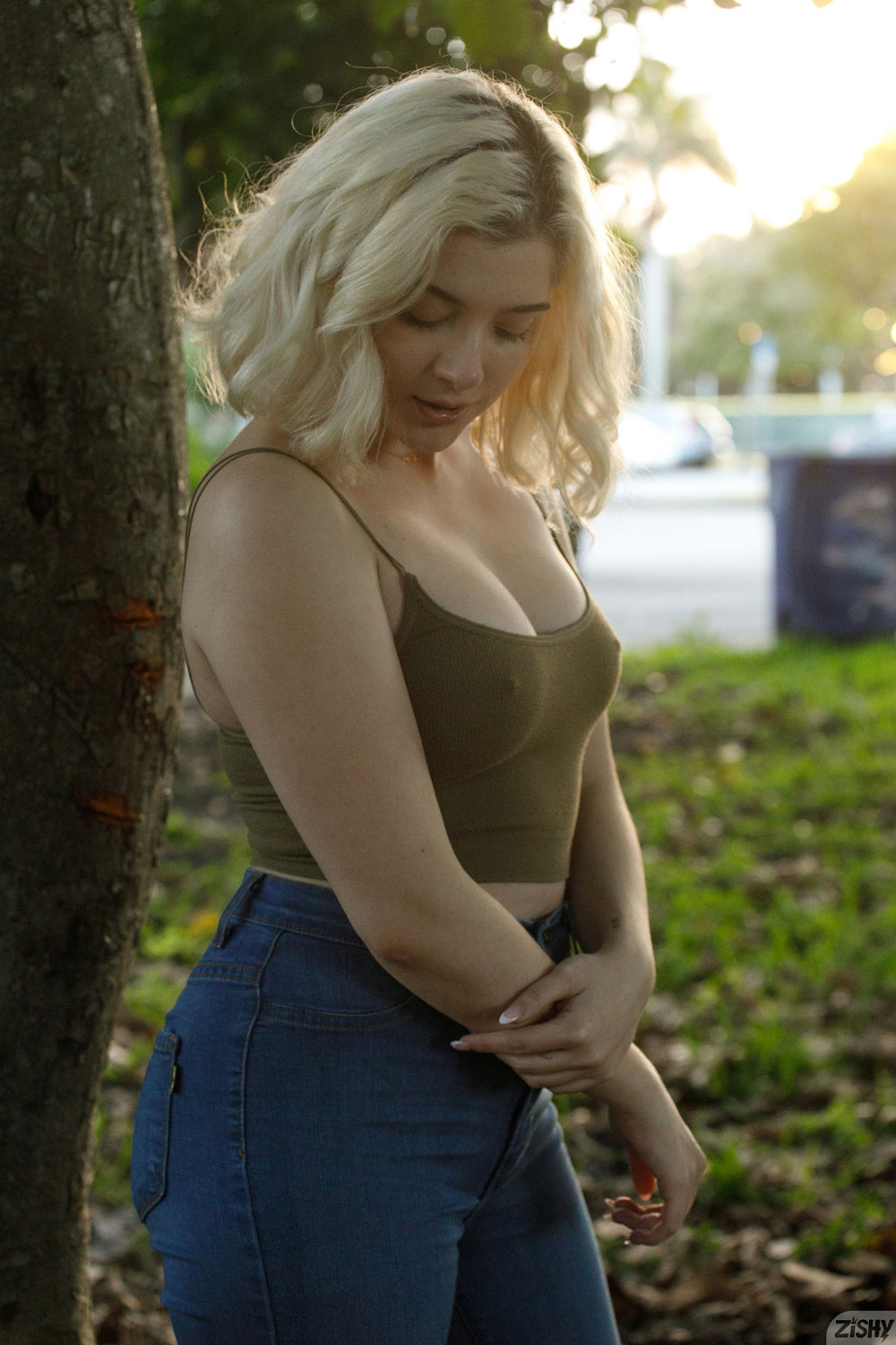 gia ohmy in jeans 4